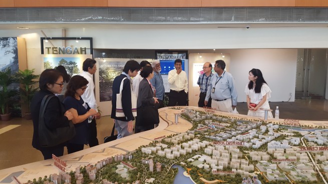 HDBSUで今後の住宅建設計画について説明を受ける自治労代表団