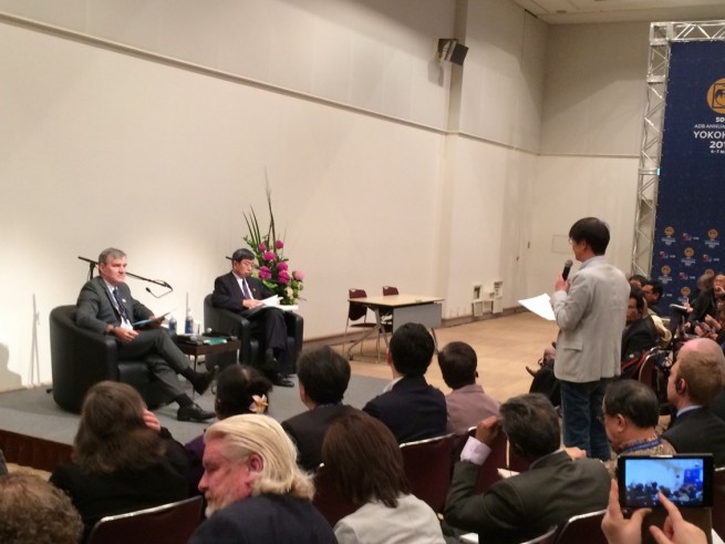 PSIを代表して発言する川本委員長(左)。正面は、ADBの中尾武彦総裁(右)とクリストファー・モリスNGOセンター社会開発主任専門官(左)